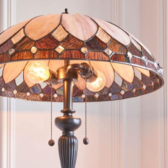 kremszinu muveszi uveggel allolampa tiffany  lampa kezzel keszult hendmade tiffany stilusu uvegernyo e27-es led sullyesztett mennyezeti lampa  1900-as evekbeli belsoepiteszeti dizajn 3.jpg
